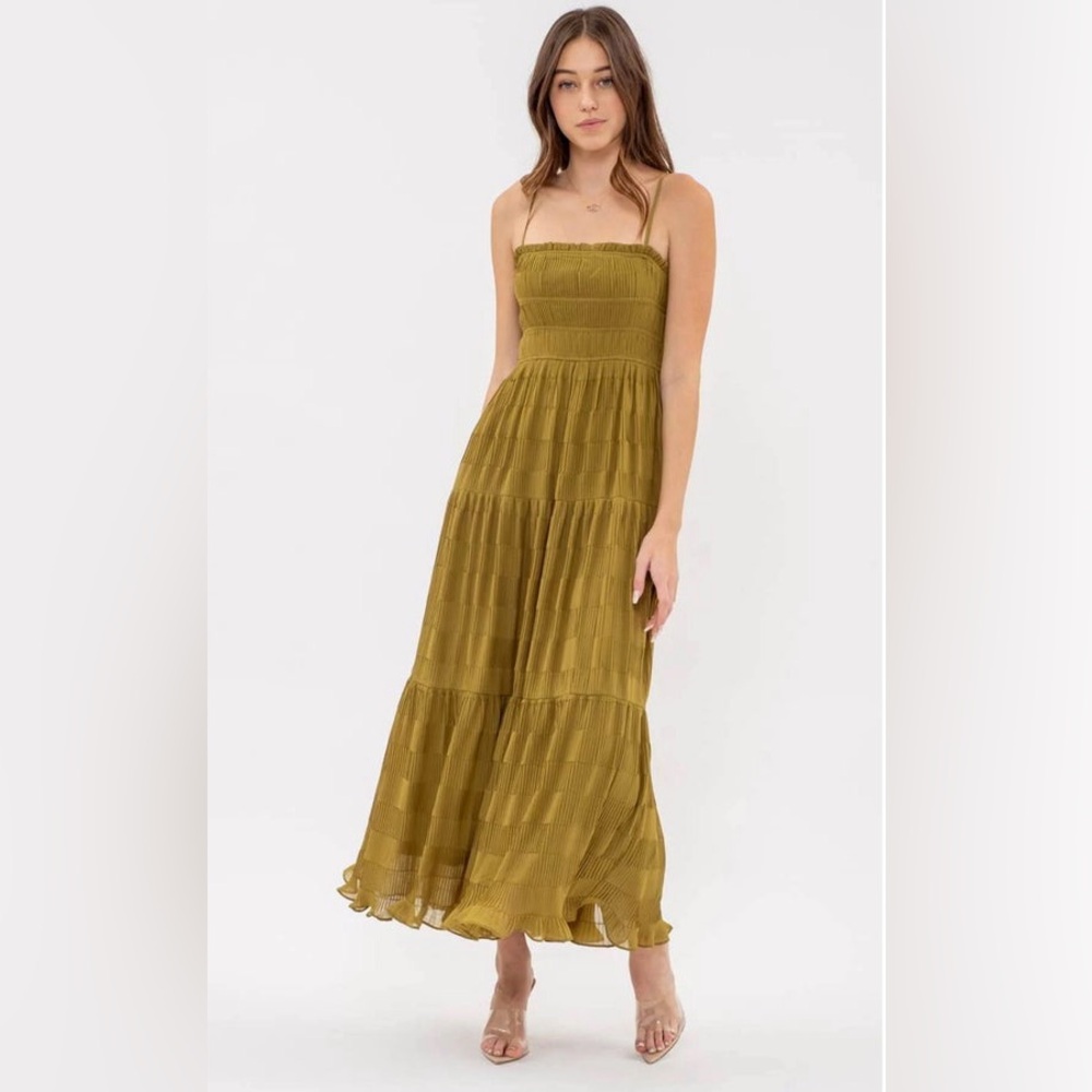SOLID TIERED PLEATED MIDI DRESS KIWI
